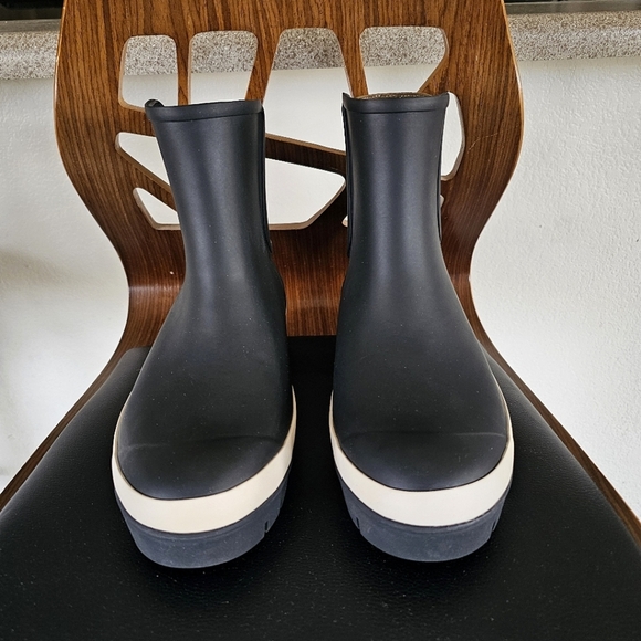 TORY BURCH BLACK HURRICANE RUBBER ALL WEATHER RAIN ANKLE BOOTS NWT - Picture 3 of 14